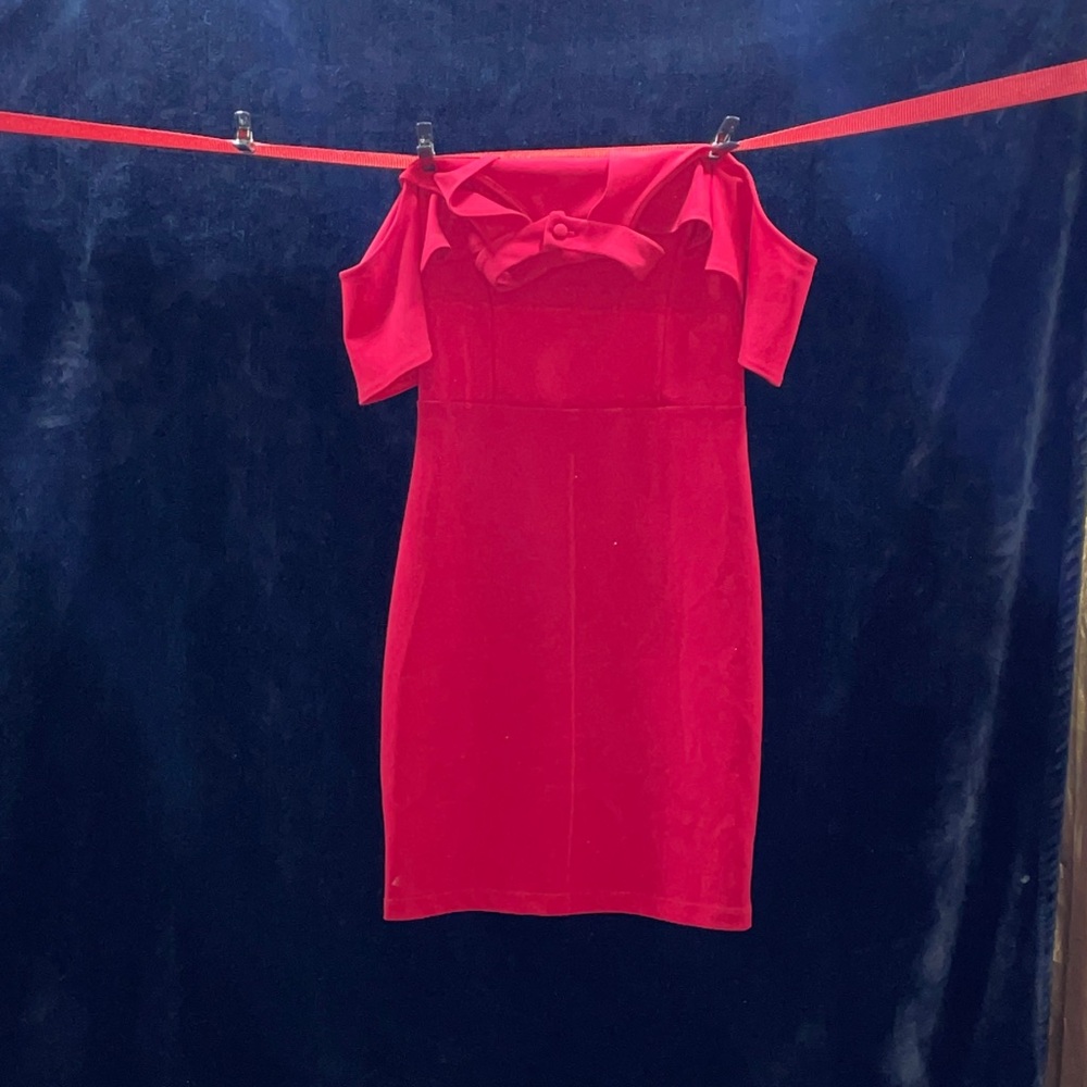 Elegant Red Off-Shoulder Dress - Picture 5 of 10